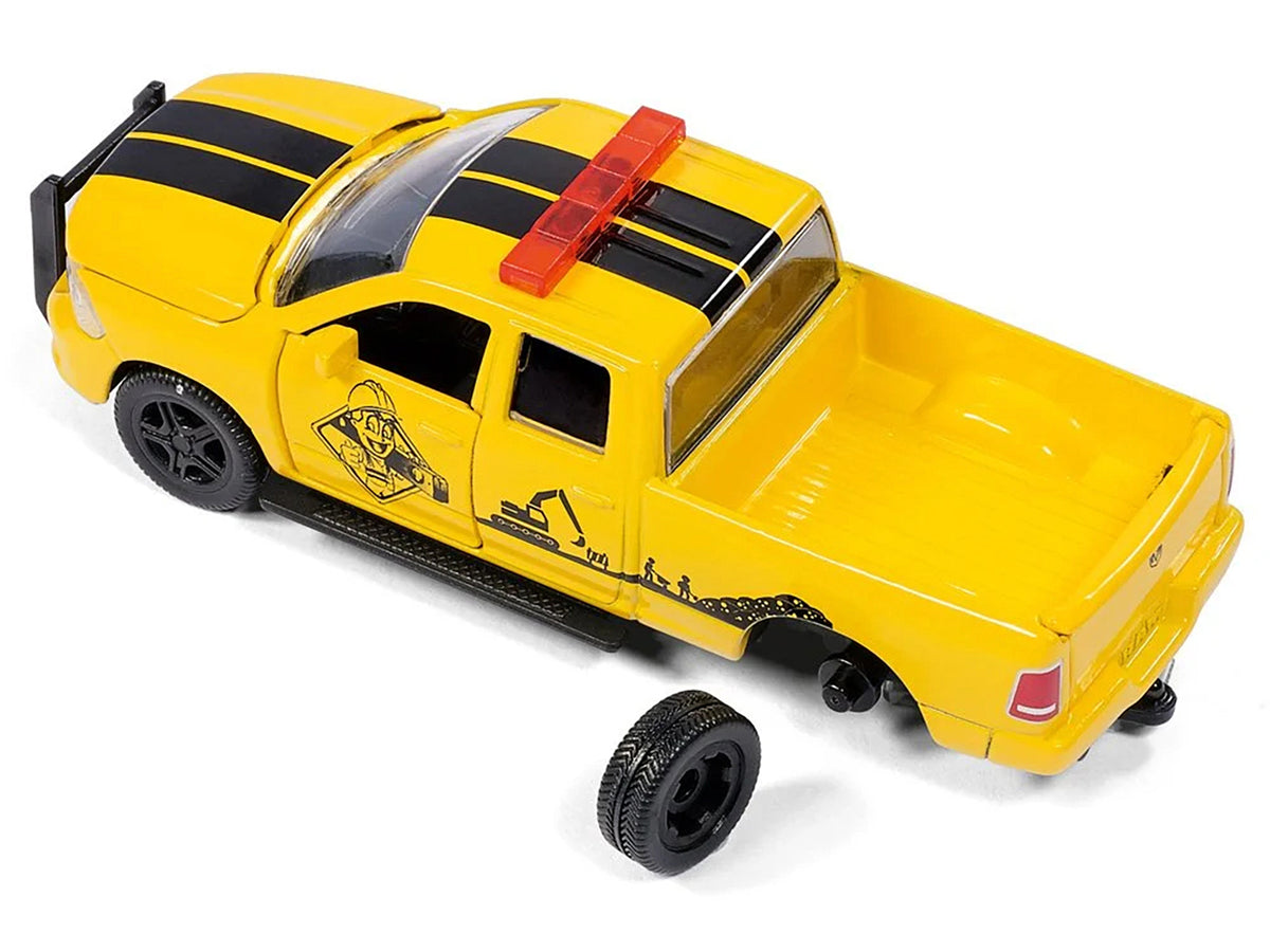 Ram 1500 Pickup Truck Yellow Compressor Trailer Worker Figure Set 1/50 Diecast