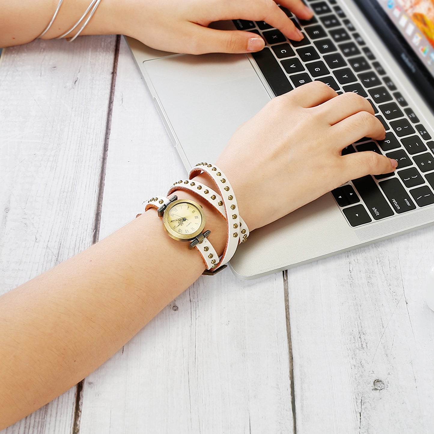 Fashionable Rivet Leather Belt Retro Watch Hand Chain-White C