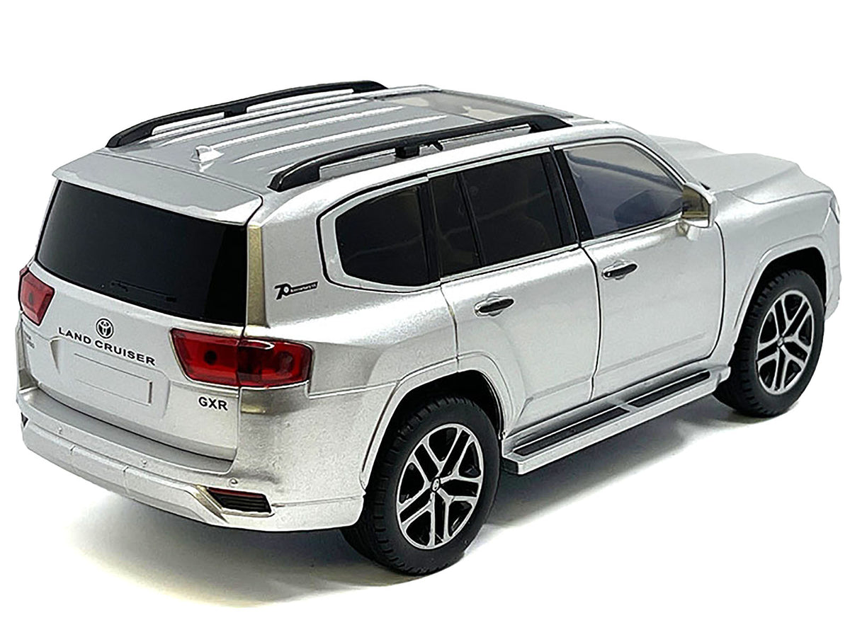 Toyota Land Cruiser Silver Metallic with Sun Roof 1/24 Diecast