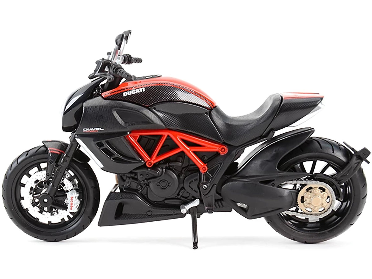 Ducati Diavel Red and Carbon 1/12 Diecast Motorcycle Model - Maisto