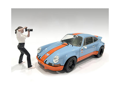 "Photographers" Figure #2 for 1/24 Scale Models by American Diorama <h2>"Photographers" Diorama</h2> <p>High-quality diecast model car perfect collectors and enthusiasts. Features detailed interior ex