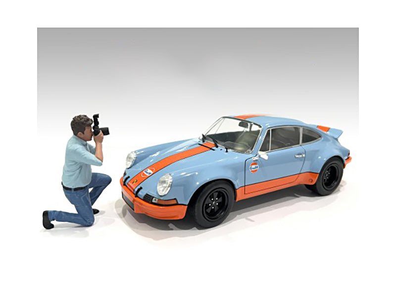 "Photographers" Figure #3 for 1/18 Scale Models by American Diorama <h2>"Photographers" Diorama</h2> <p>High-quality diecast model car perfect collectors and enthusiasts. Features detailed interior ex