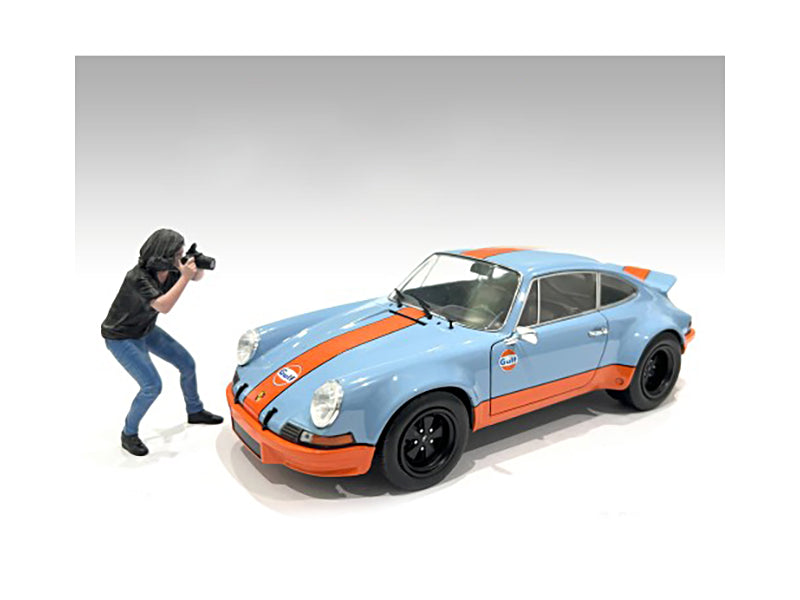 "Photographers" Figure #4 for 1/18 Scale Models by American Diorama <h2>"Photographers" Diorama</h2> <p>High-quality diecast model car perfect collectors and enthusiasts. Features detailed interior ex