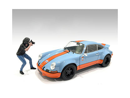"Photographers" Figure #4 for 1/24 Scale Models by American Diorama <h2>"Photographers" Diorama</h2> <p>High-quality diecast model car perfect collectors and enthusiasts. Features detailed interior ex
