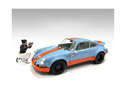 "Photographers" Figure #5 for 1/24 Scale Models by American Diorama <h2>"Photographers" Diorama</h2> <p>High-quality diecast model car perfect collectors and enthusiasts. Features detailed interior ex