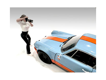 "Photographers" Figure #2 for 1/18 Scale Models by American Diorama <h2>"Photographers" Diorama</h2> <p>High-quality diecast model car perfect collectors and enthusiasts. Features detailed interior ex
