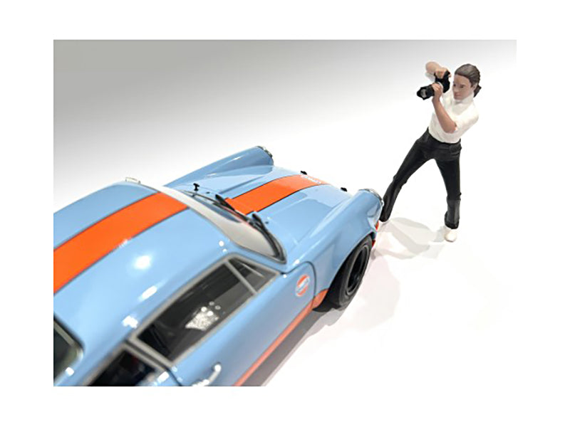 "Photographers" Figure #2 for 1/24 Scale Models by American Diorama <h2>"Photographers" Diorama</h2> <p>High-quality diecast model car perfect collectors and enthusiasts. Features detailed interior ex
