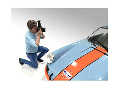 "Photographers" Figure #3 for 1/24 Scale Models by American Diorama <h2>"Photographers" Diorama</h2> <p>High-quality diecast model car perfect collectors and enthusiasts. Features detailed interior ex