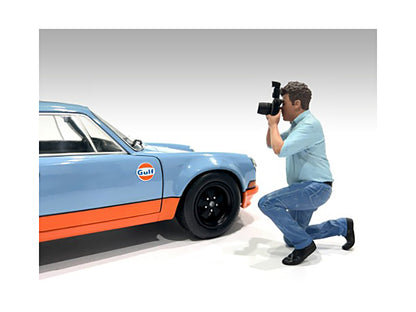 "Photographers" Figure #3 for 1/18 Scale Models by American Diorama <h2>"Photographers" Diorama</h2> <p>High-quality diecast model car perfect collectors and enthusiasts. Features detailed interior ex