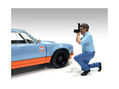 "Photographers" Figure #3 for 1/24 Scale Models by American Diorama <h2>"Photographers" Diorama</h2> <p>High-quality diecast model car perfect collectors and enthusiasts. Features detailed interior ex
