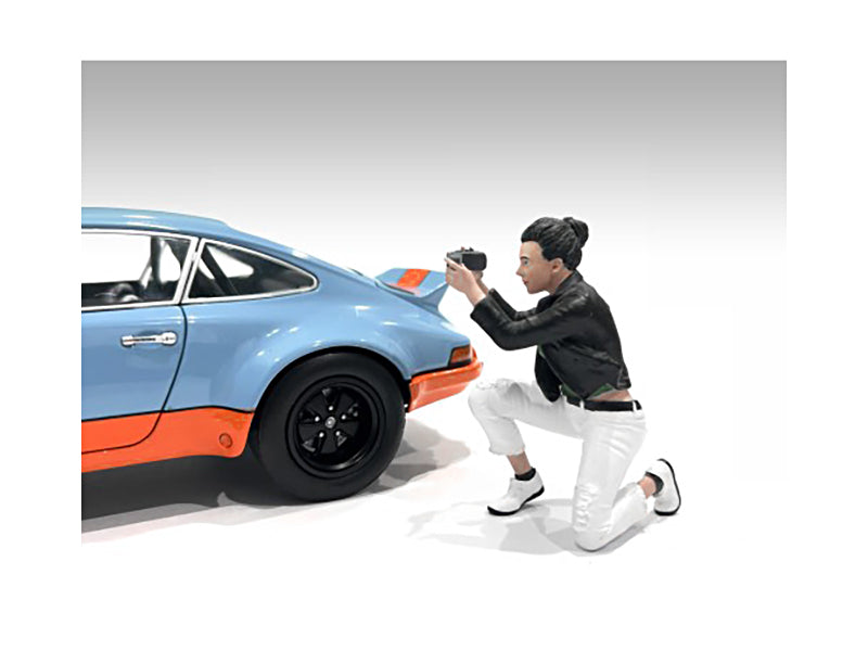 "Photographers" Figure #5 for 1/24 Scale Models by American Diorama <h2>"Photographers" Diorama</h2> <p>High-quality diecast model car perfect collectors and enthusiasts. Features detailed interior ex