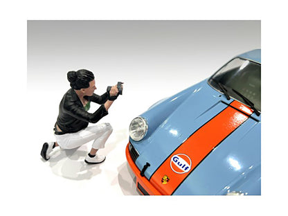 "Photographers" Figure #5 for 1/24 Scale Models by American Diorama <h2>"Photographers" Diorama</h2> <p>High-quality diecast model car perfect collectors and enthusiasts. Features detailed interior ex