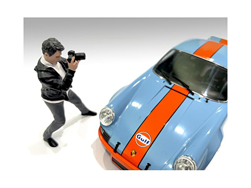 "Photographers" Figure #6 for 1/18 Scale Models by American Diorama <h2>"Photographers" Diorama</h2> <p>High-quality diecast model car perfect collectors and enthusiasts. Features detailed interior ex
