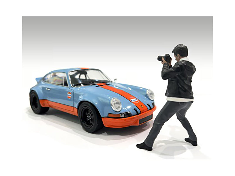 "Photographers" Figure #6 for 1/18 Scale Models by American Diorama <h2>"Photographers" Diorama</h2> <p>High-quality diecast model car perfect collectors and enthusiasts. Features detailed interior ex