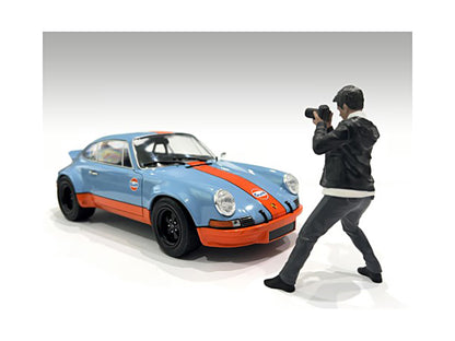 "Photographers" Figure #6 for 1/18 Scale Models by American Diorama <h2>"Photographers" Diorama</h2> <p>High-quality diecast model car perfect collectors and enthusiasts. Features detailed interior ex