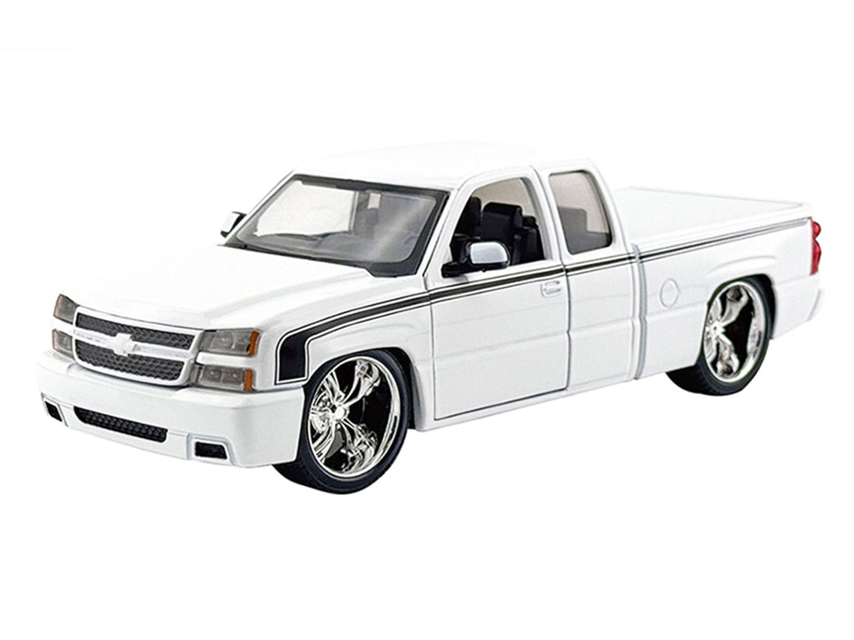 2006 Chevrolet Silverado Custom Pickup Truck White 1/25 Diecast Model - Motormax