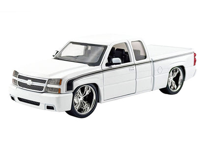 2006 Chevrolet Silverado Custom Pickup Truck White 1/25 Diecast Model - Motormax