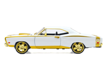 1969 Dodge Coronet Super Bee White Metallic 1/24 Diecast Model Car - Motormax