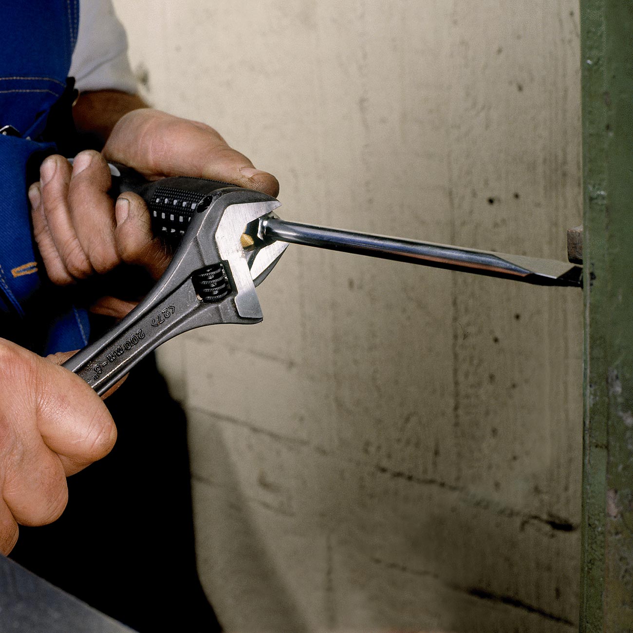 Bahco 8" Shark Wide Jaw Adjustable Wrench with Serrated Pipe Jaws and Phosphate Finish
