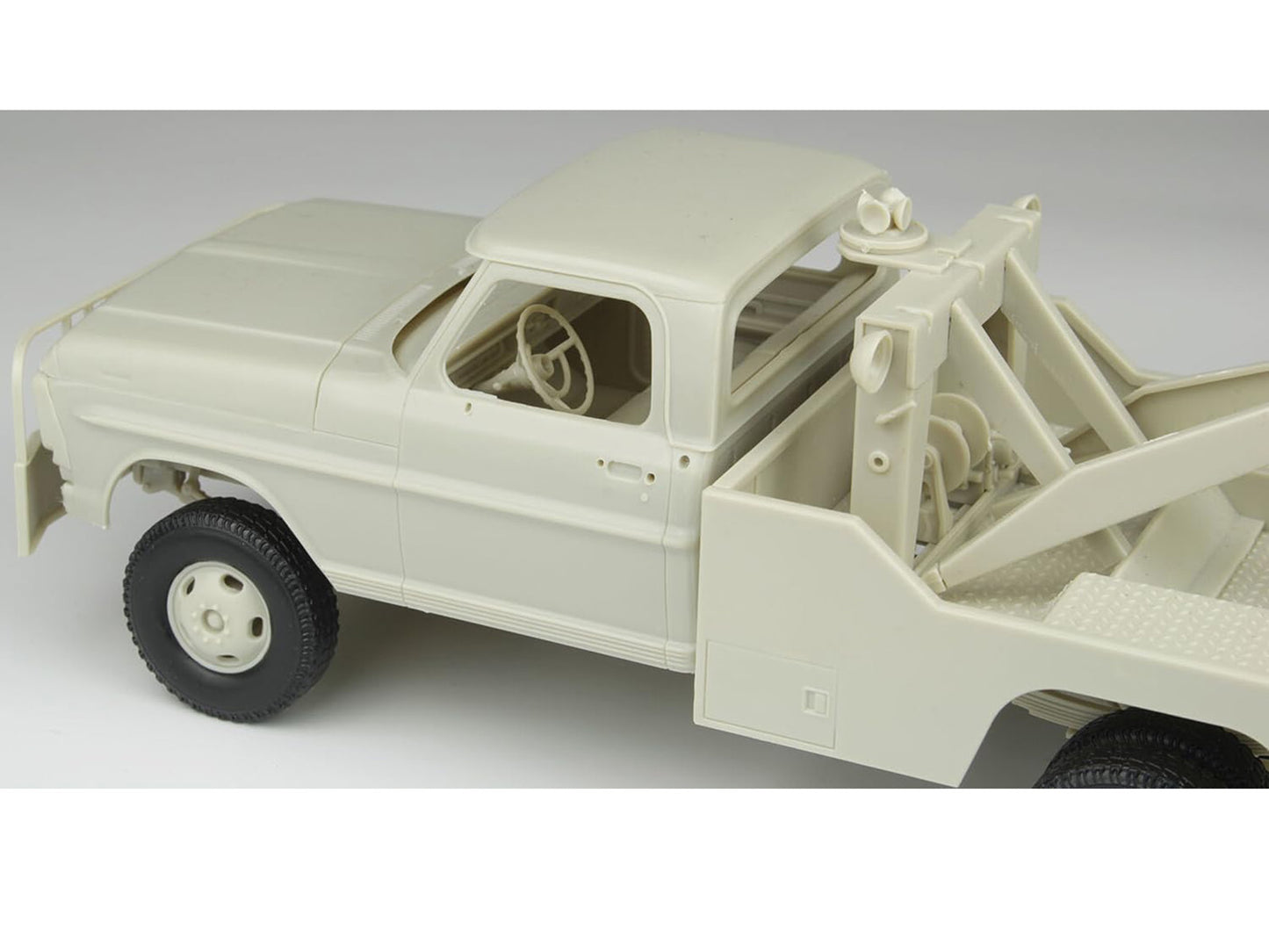 Skill 3 Model Kit 1972 Ford F-350 4x4 Tow Truck High Side Version 1/25 Scale Model by Moebius